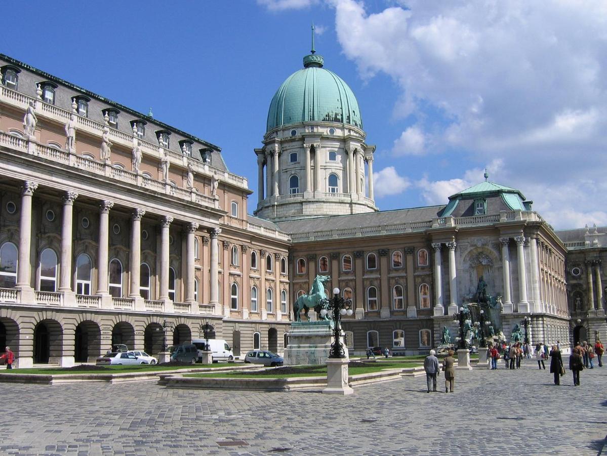 Premium Buda Castle Apartment Budapeste Exterior foto